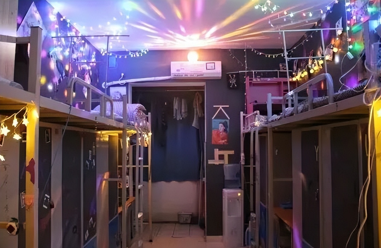 大学生宿舍装修火了，风格不接地气接“地府”，查寝老师表示无语