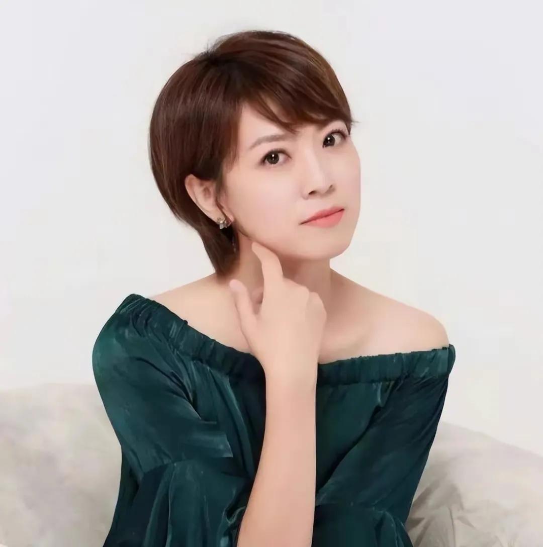辽宁卫视公共频道(两位不一样女士的人生轨迹)