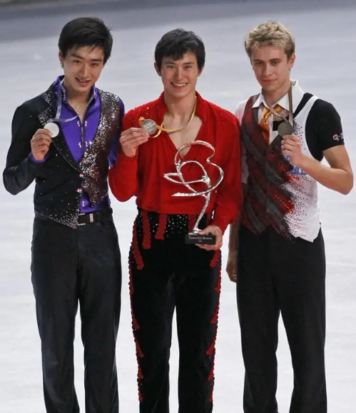 isu速度滑冰世界杯总决赛(花滑选手宋楠晒照,是羽生结弦抱着转圈圈的