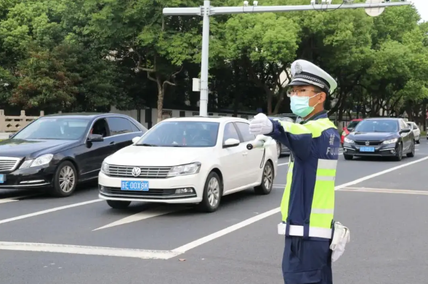 辅警的收入不高，为什么很受大学生的欢迎？有“隐藏优势”
