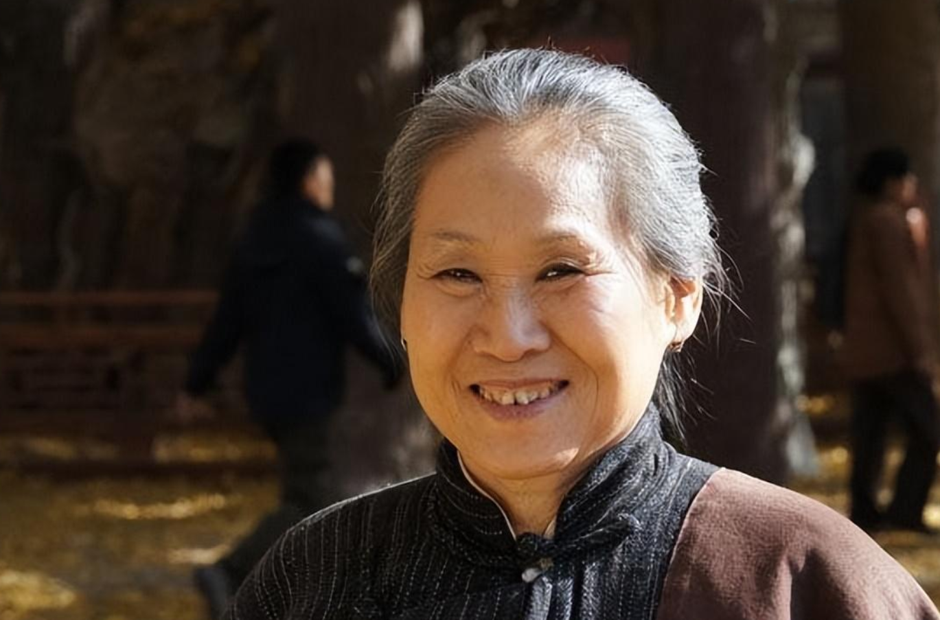 苇青:62岁才出道,哭戏感动全国,儿子为她放弃事业,今成老戏骨