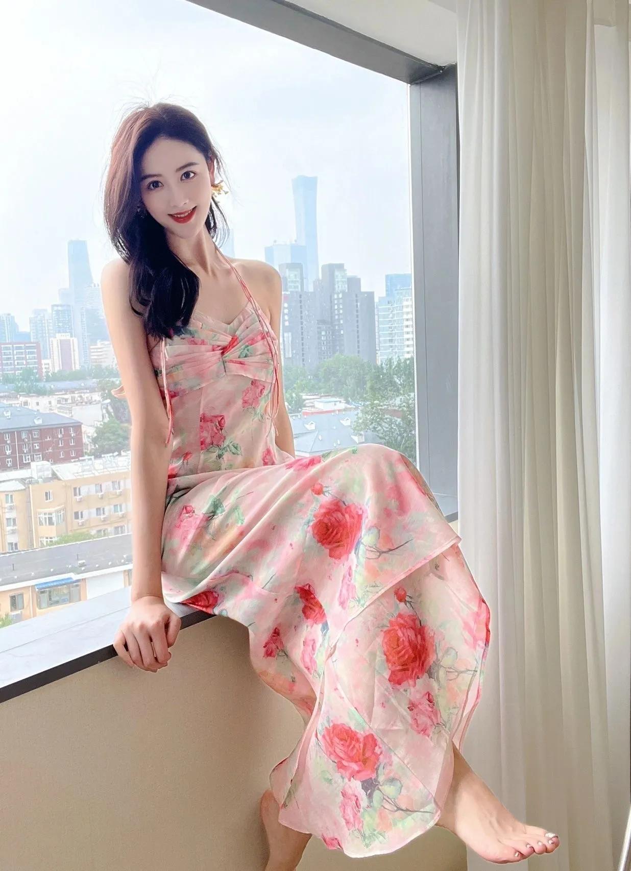 中国电影报道主持人李丹儿，生活与工作美照，颜值不输明星