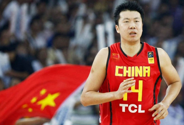 王治郅为什么在NBA(八一名宿王治郅：姚明易建联“中间人”，首位登陆NBA中国球员)