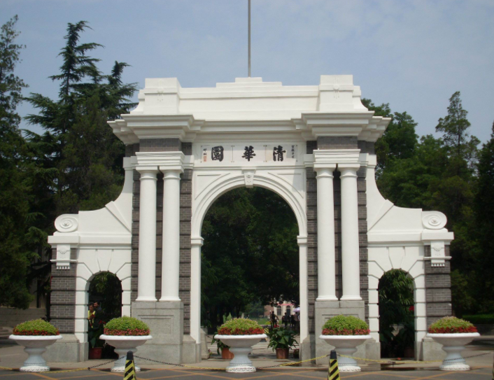 清华大学新晋校花火了，高考“双料第一”，跟“奶茶妹妹”有一拼