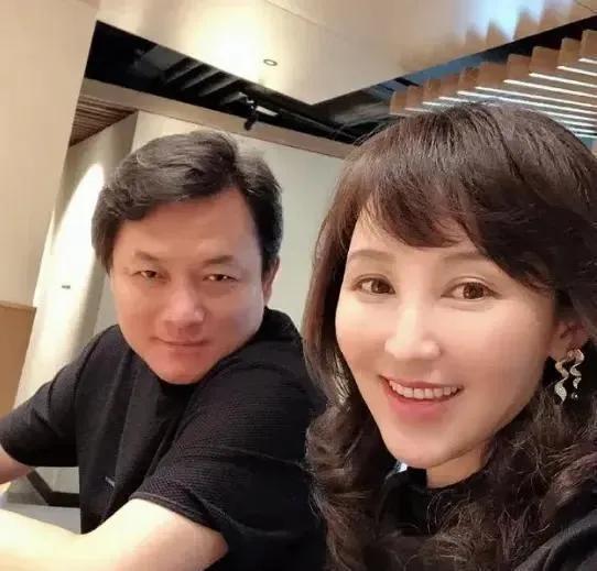 导演郭靖宇晒全家福!娇妻长相甜美,三个孩子随爹,活泼可爱