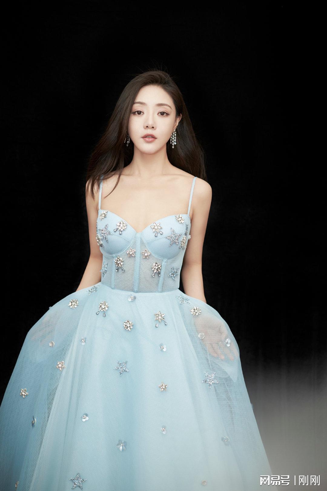 “小姨妈”邓家佳