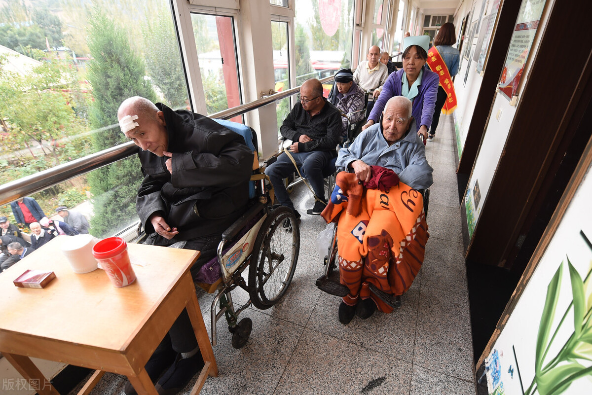 人到晚年，去养老院养老好还是请保姆养老好？74岁老人说了大实话