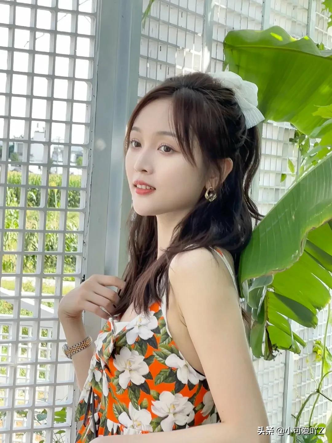 吴宣仪，吊带花朵裙，白色蕾丝发带，精致女孩可爱美丽