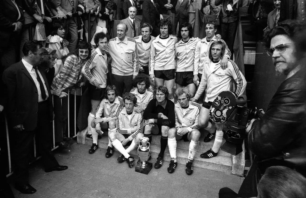 赫尔穆特舍恩(「历史」1972年的世界杯，德国的足球梦想，50年记)