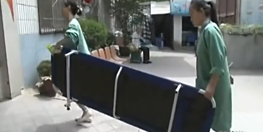 养老院发出惨叫声，记者暗中调查发现背后原因