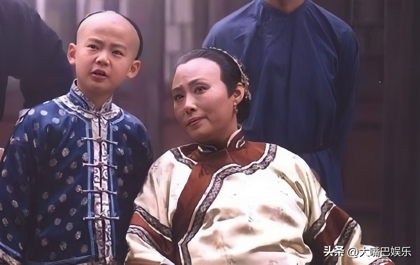 少年白景琦的扮演者叫王冰,当时《大宅门》去学校里招募演员,正在上六