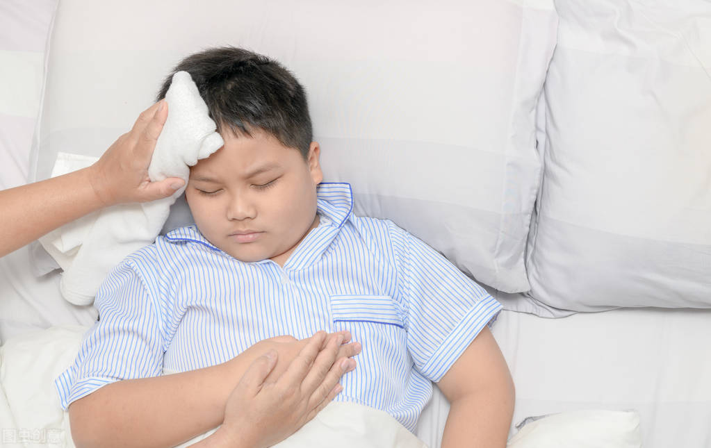 孩子高热惊厥抽搐,家长把手伸进孩子嘴里