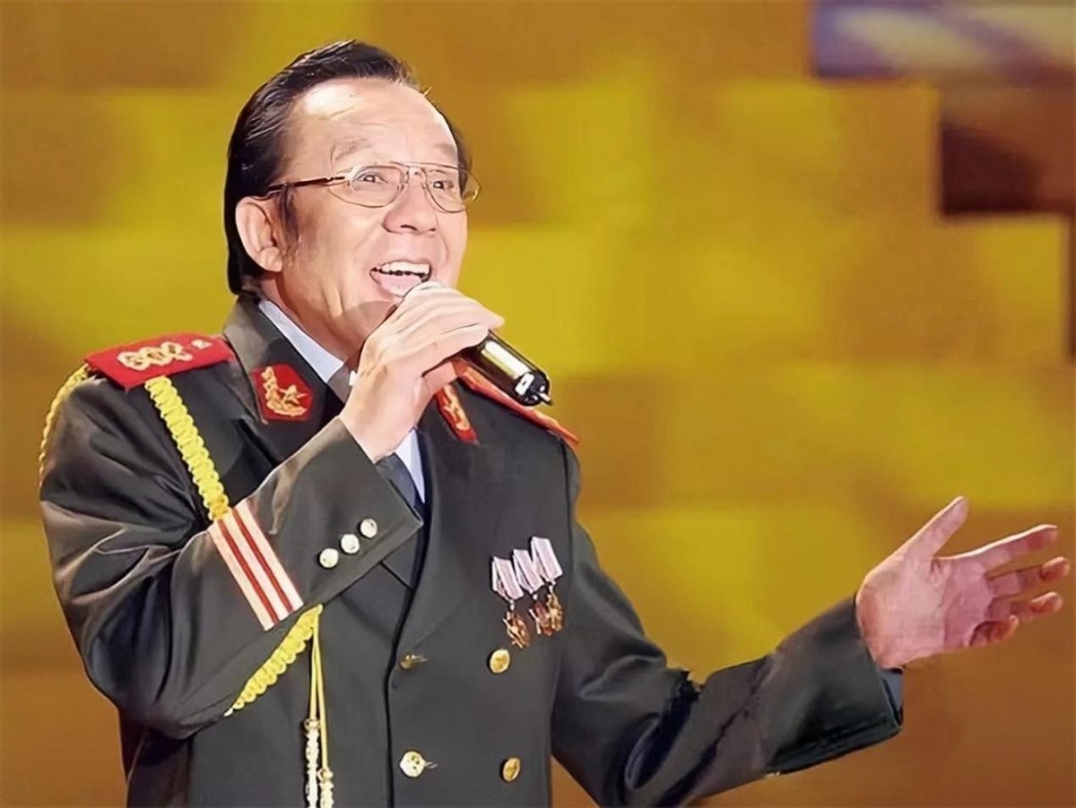 甩葱歌谁唱的(杨洪基:31岁娶初恋,52岁凭《滚滚长江东逝水》走红,今