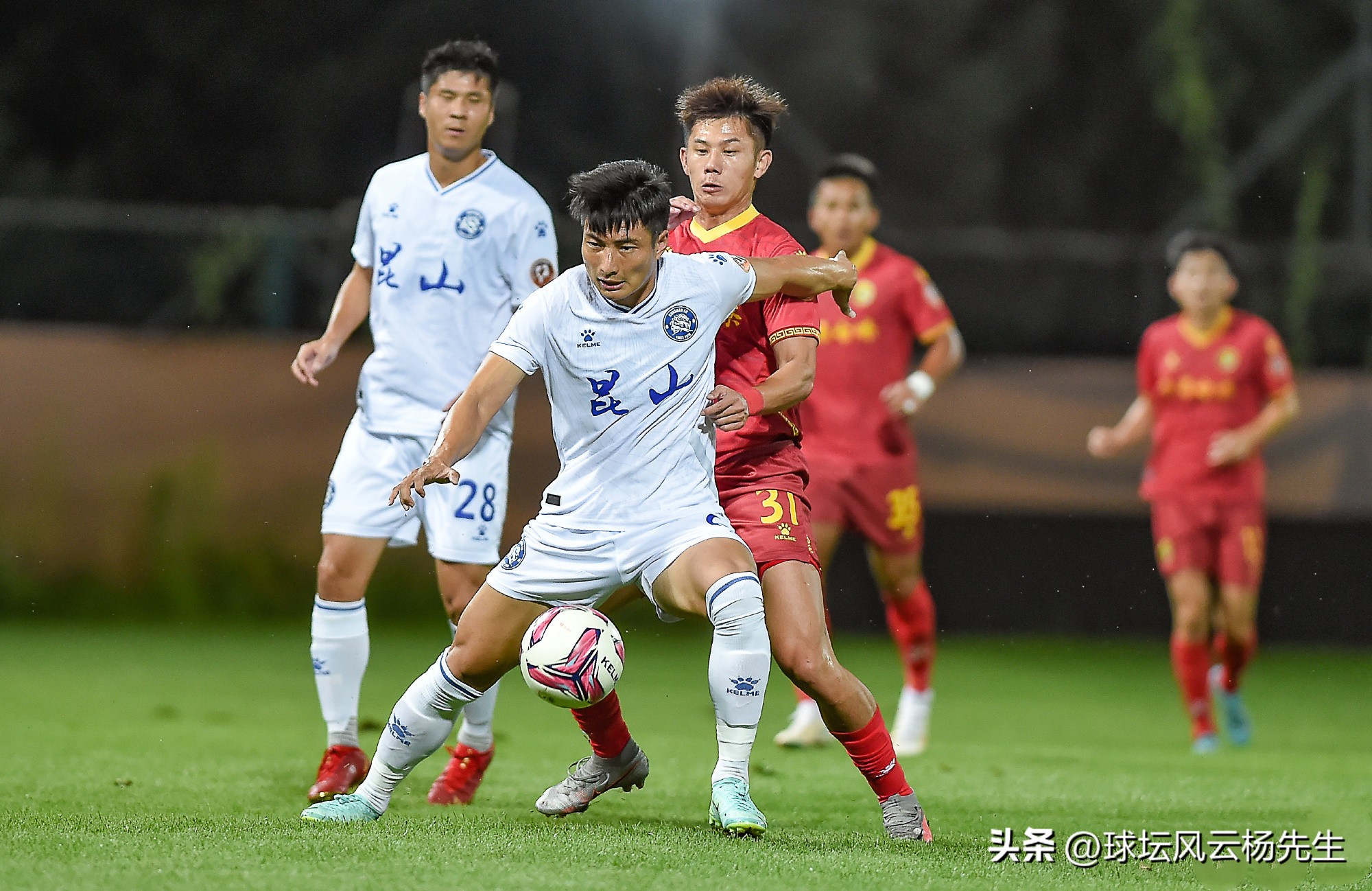 冯伯元梅开二度，昆山队6-2击败上海获得七连胜，重回中甲第一名