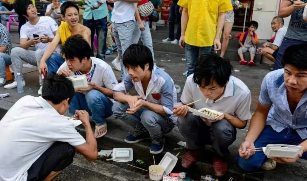 1993年，浙江大姐给落难少年10块钱，少年寻她20年，拿100万报恩