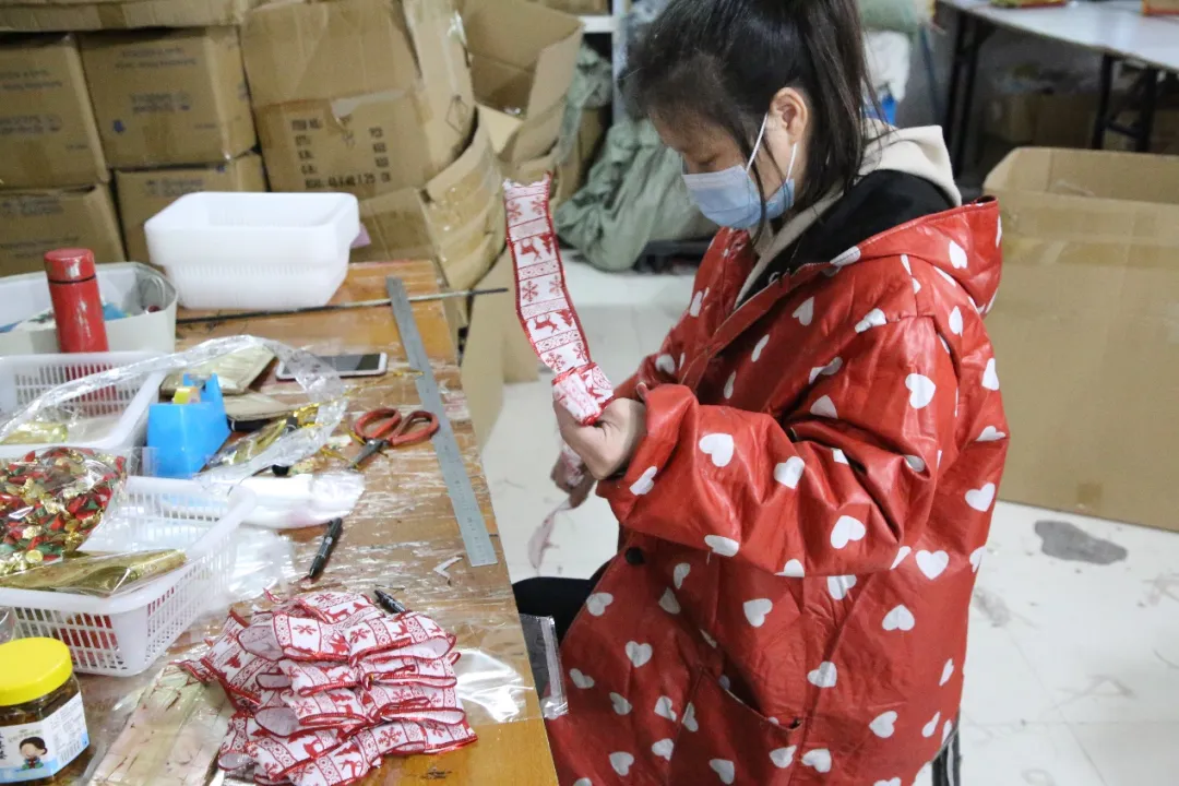 不过圣诞节的义乌商人，却承包了全世界半数圣诞用品