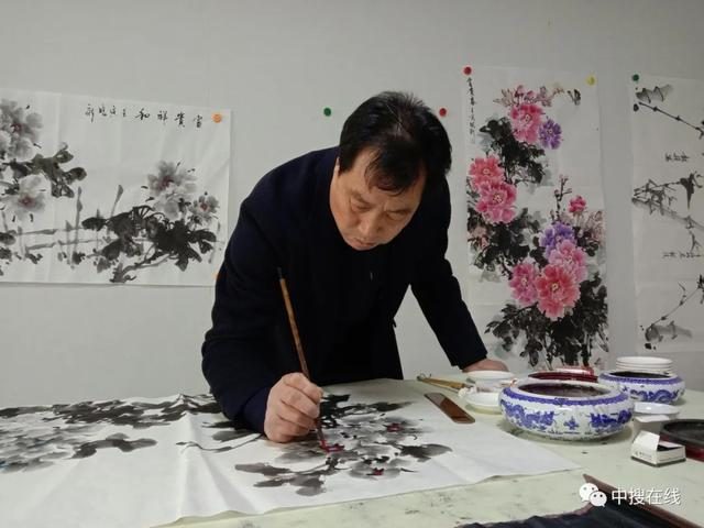 牡丹画家杨晓新其人其画 撰稿：张亚明