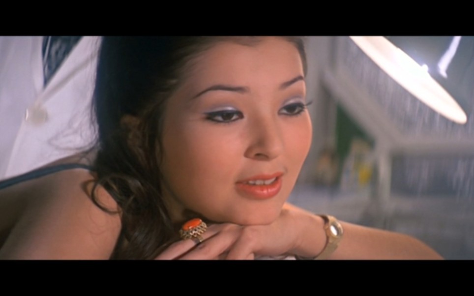 但在影片还没上映的时候,迫于种种压力,白小曼选择了自杀,让自己美丽