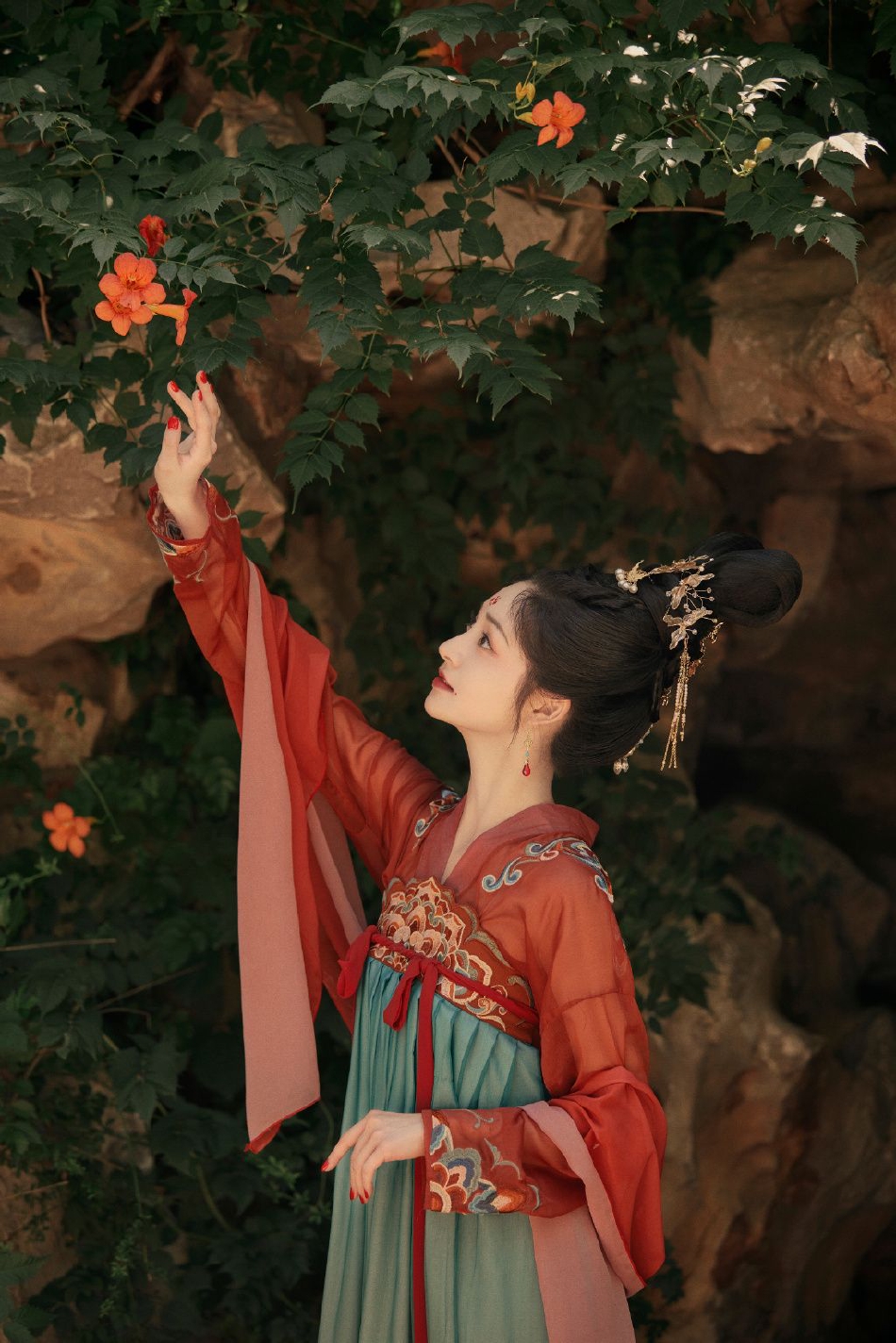 周洁琼红衣古装剧照 翩翩起舞