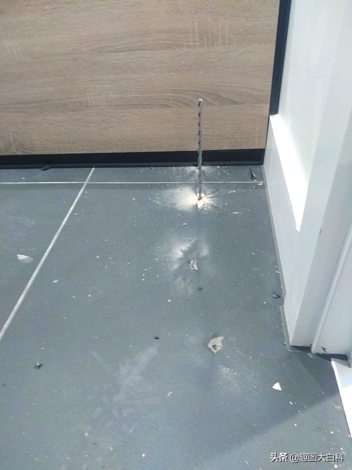 30个倒霉瞬间，装修房子的时候不要放出宠物，师傅在墙上画蟑螂