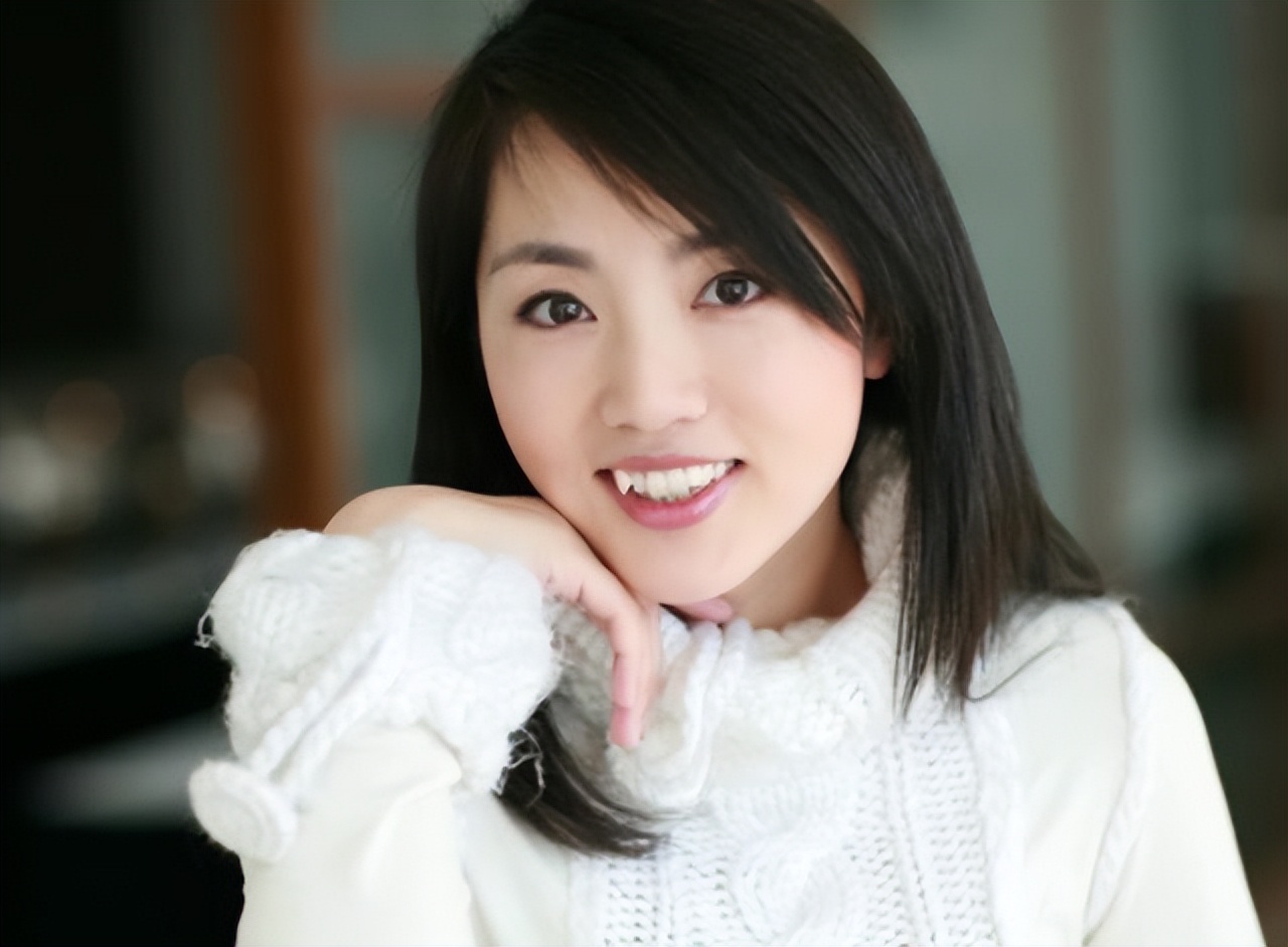 "气象一姐"杨丹:27年播报0差错,40岁当妈,老公竟是初恋