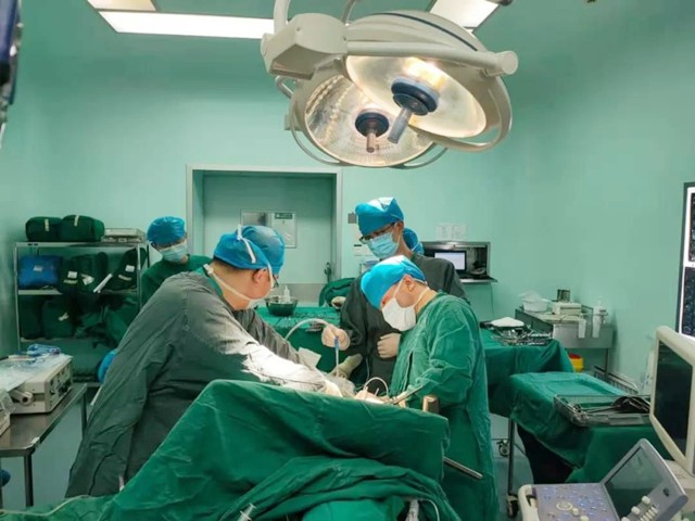 日本男子迫害老师，为躲避警察亲自整容，被捕后出书赚千万版税