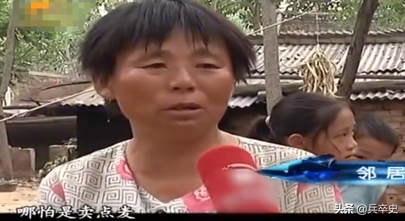 2010年，河南18岁少女“工地”搬水泥赚学费，家里穷的盐都买不起