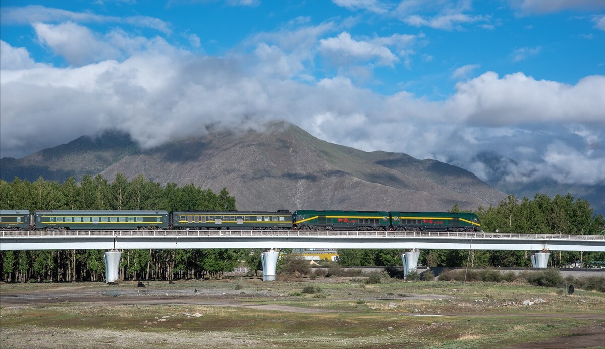 但如果有乘过z164或者z166次列车的旅客们,在经过青藏铁路时,不知是否
