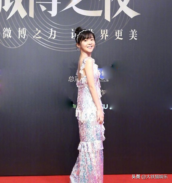 当“小个子女星”与高挑女星红毯撞衫，单看挺美，一对比高下立见
