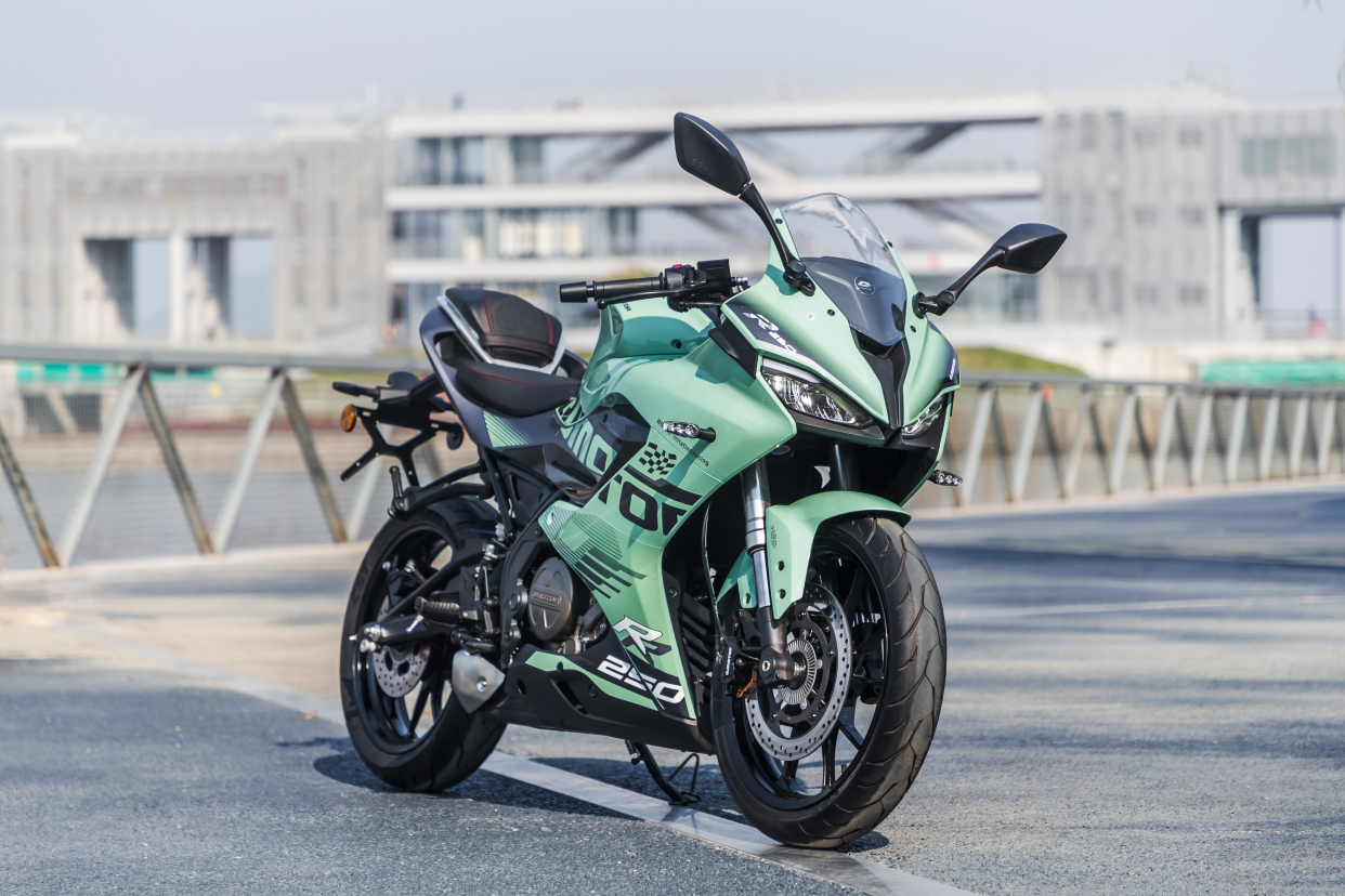 赛车摩托车多少钱(qjmotor赛250,入门级单缸双摇臂仿赛,功率20.