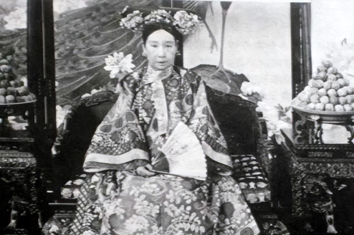 大伯是光绪，奶奶是慈禧，他却非常低调地活到2015年