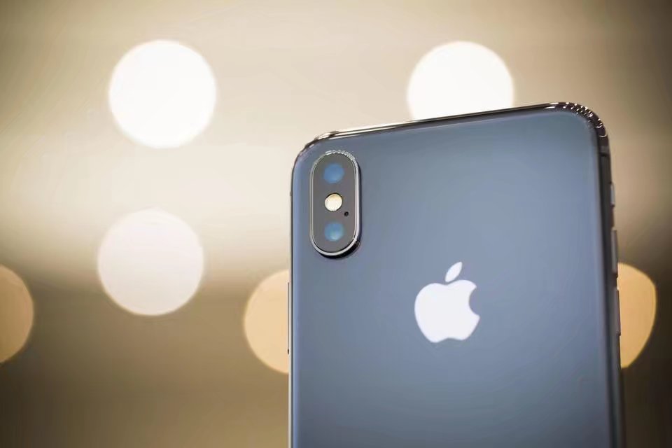 五年前的iPhone X绝非一台普通手机，而是预示着未来，未来已到来