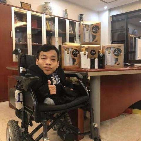 "轮椅总裁"李创利,身高仅90厘米,坐婴儿车打拼成亿万富翁