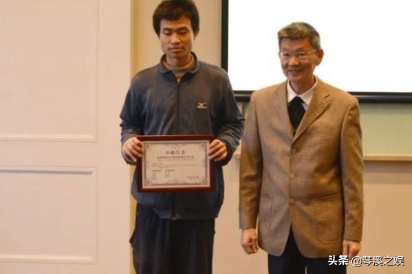 女学霸倒追北大“韦神”，两人性格截然相反，真心爱慕还是蹭流量