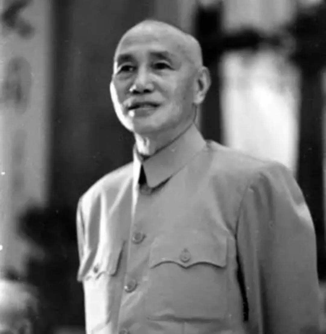 1975年蒋介石邀请毛主席访台，毛主席：小平同志代替我去台湾