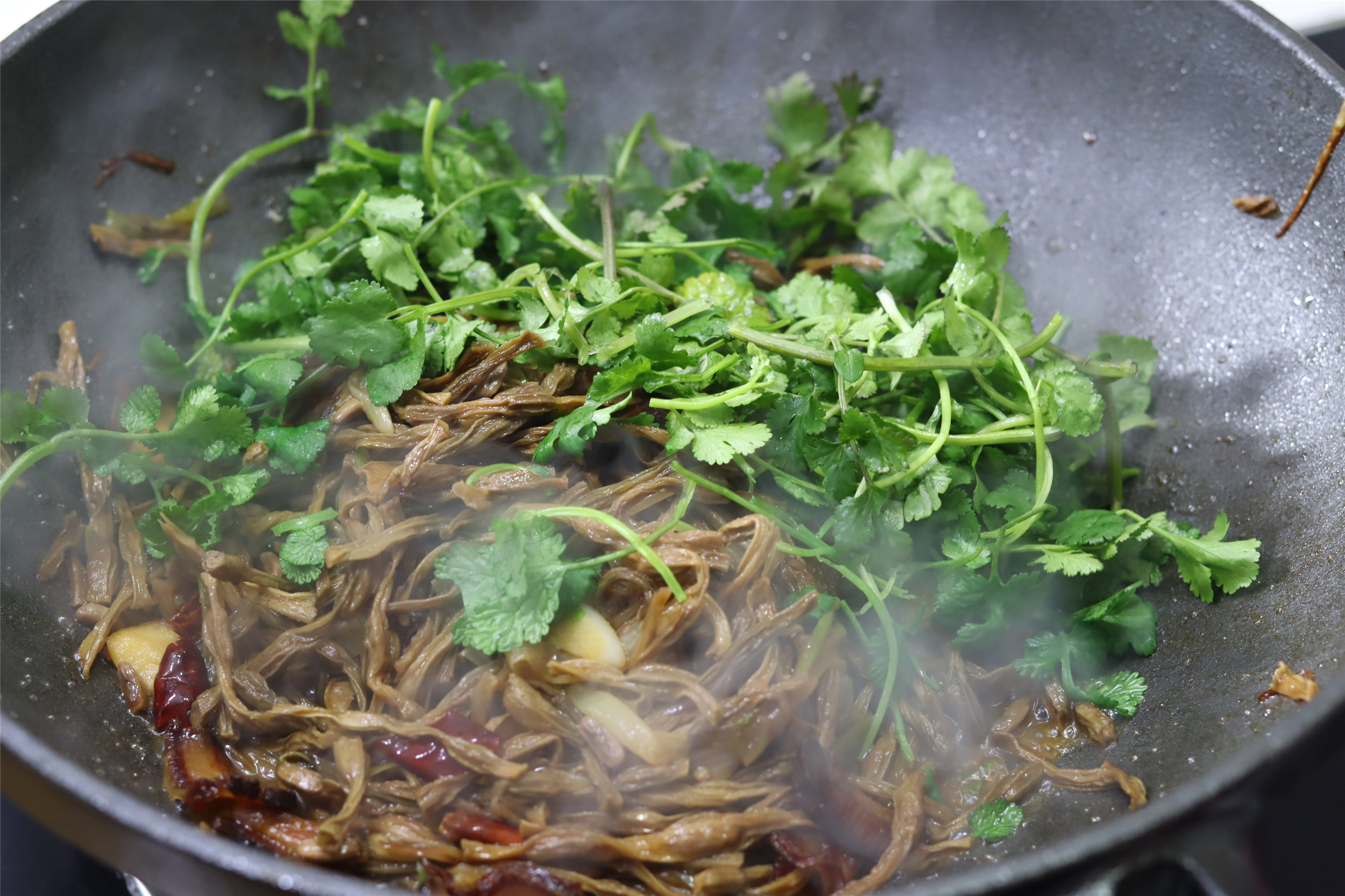 吃乾豆角，要記住“先油後水”，熟得快還軟乎，味道香入味好吃