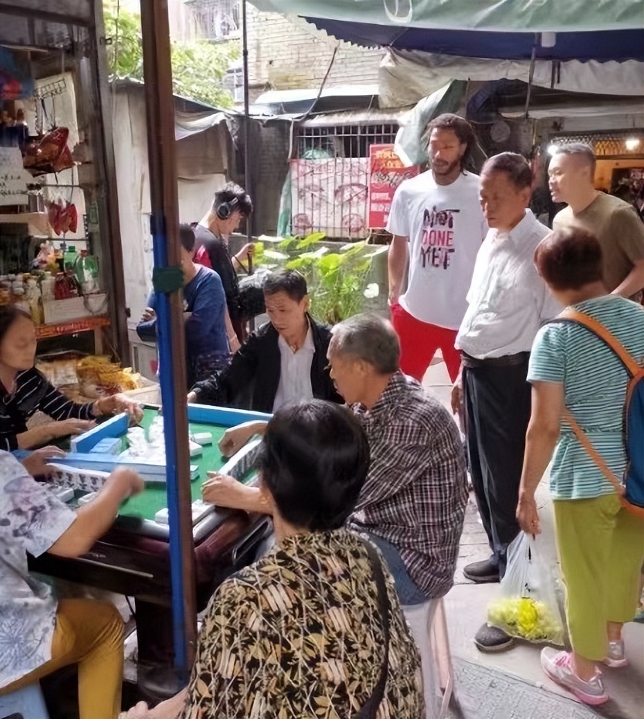 进过nba的中国人有哪些(NBA球星在中国有多接地气？罗斯看大爷打麻将 麦迪在乡村骑电动车)