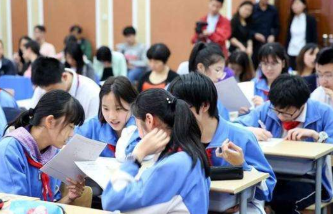 被学生“玩坏”的课本，老师看后笑出了声，网友：好像回到了童年