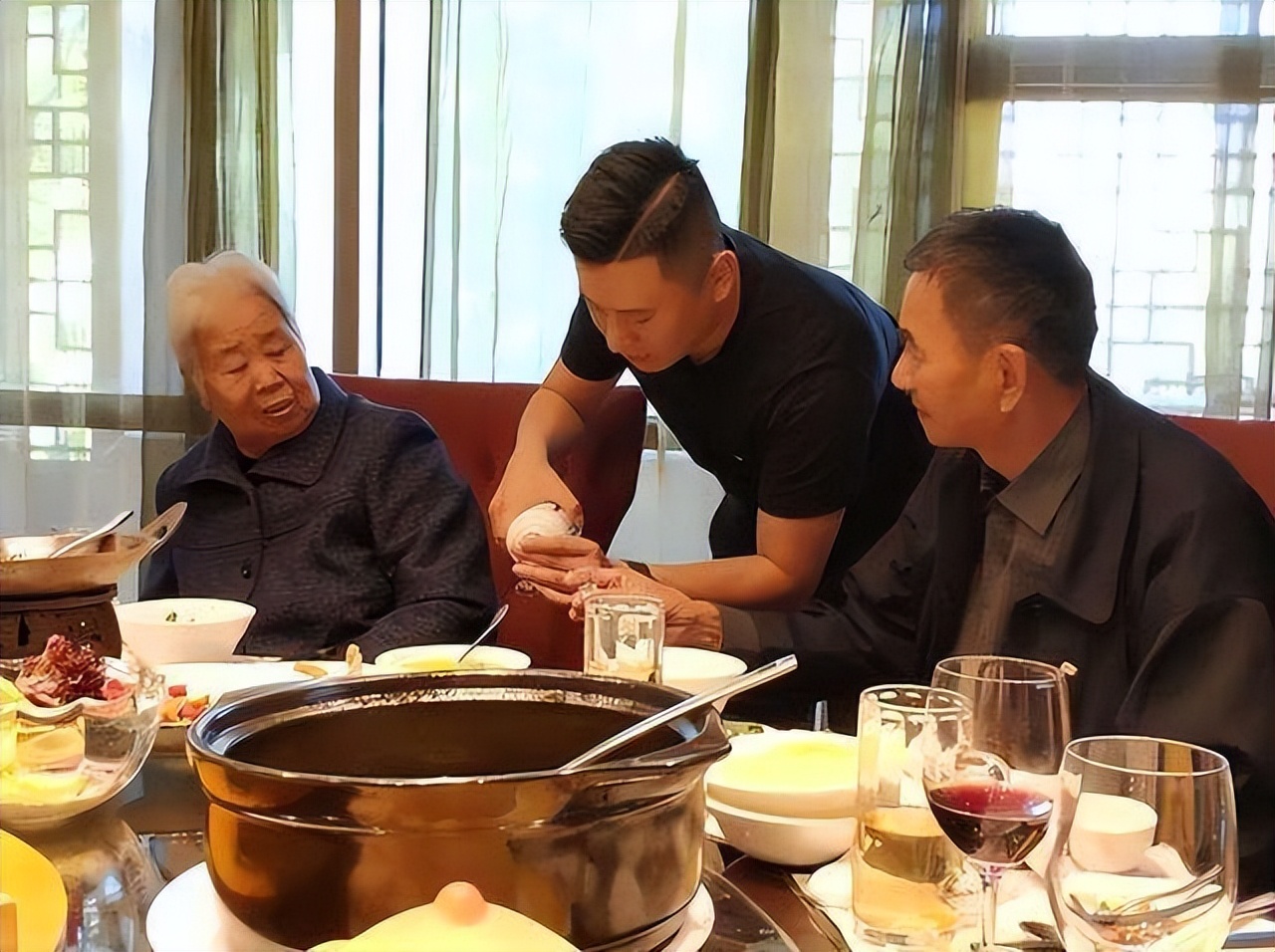 请客吃饭时建议牢记这4句开场白让全桌人对你刮目相看