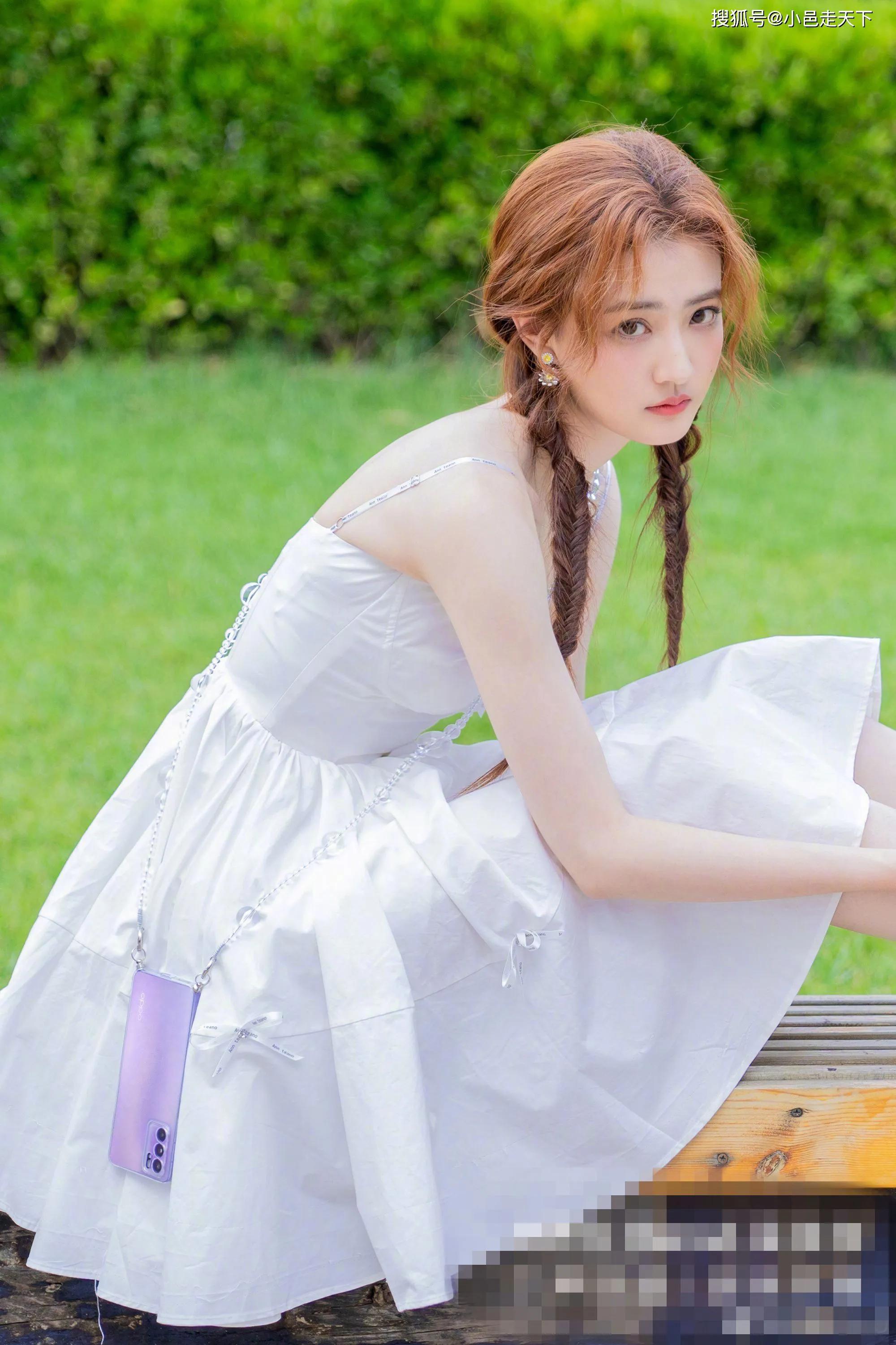 徐璐，五官精致，身姿优雅