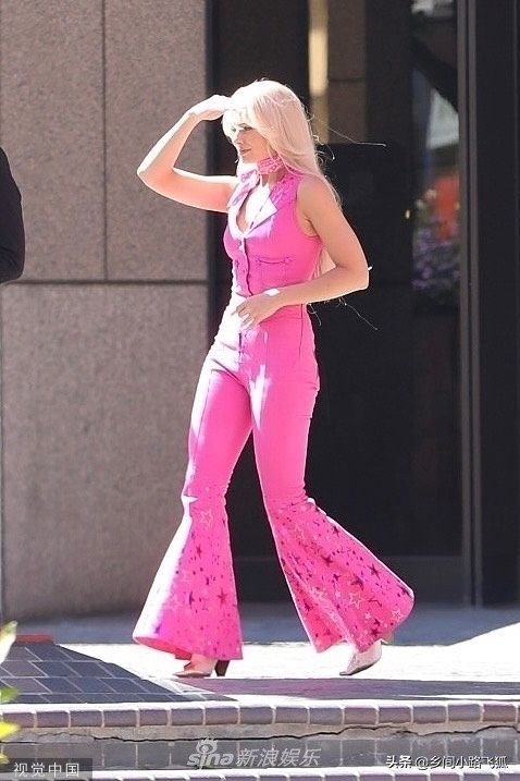 《芭比》真人电影最新路透 玛格特金发配芭比粉套装惹眼