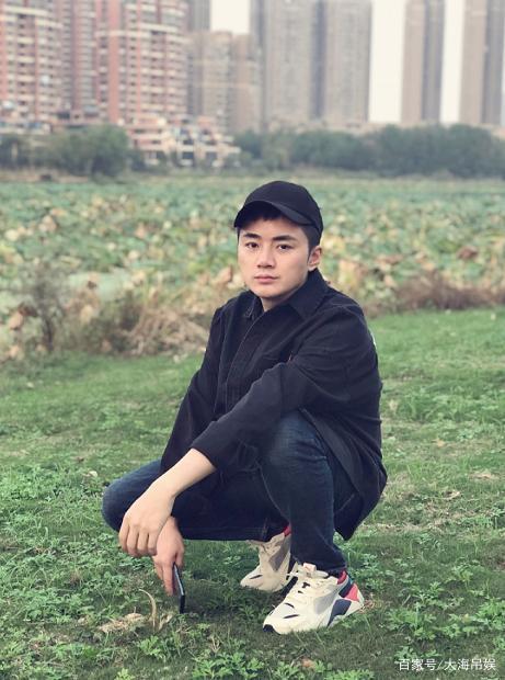 余少群:男人也有"病态美",周末突发胃疼一手支桌一手轻抚痛处