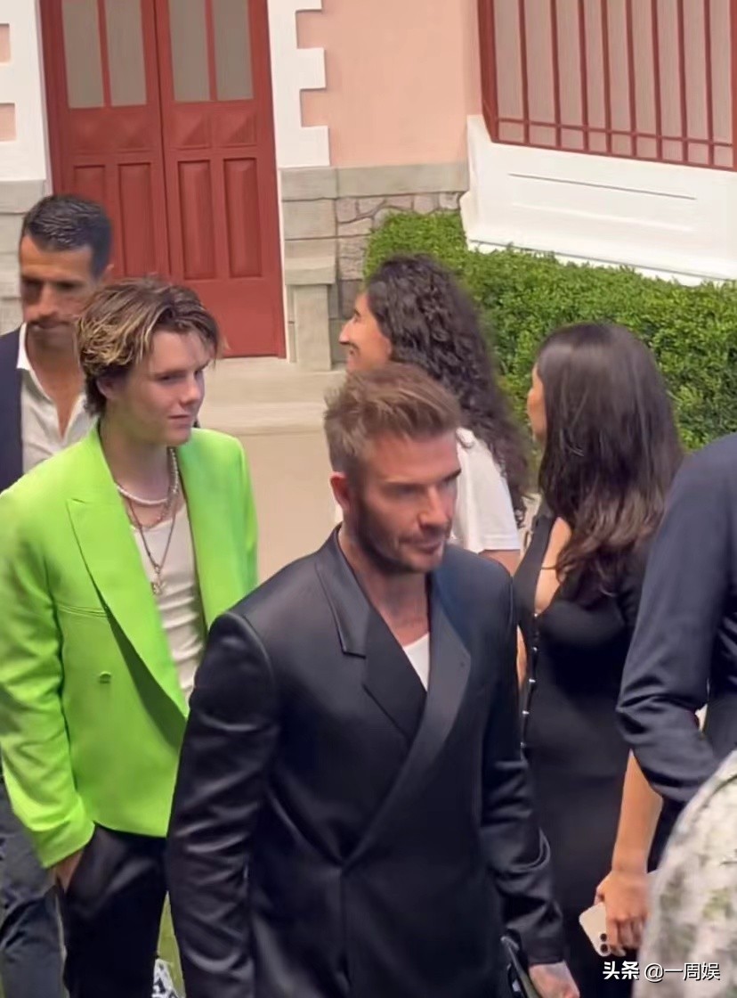 贝克汉姆携儿子参加活动，父子同台颜值亮了，网友的评论扎心