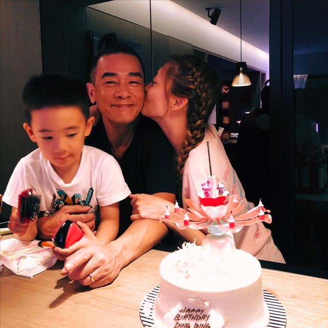 应采儿晒一家四口合影庆元旦，小儿子hoho表情严肃，容貌又变了