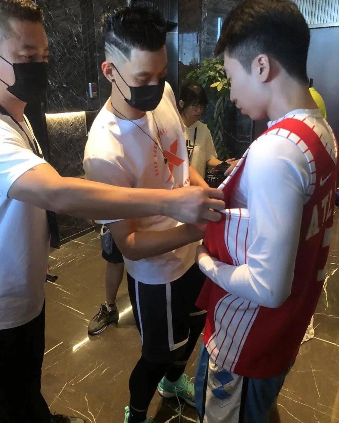 nba哪些明星來中國了（疫情之下只有一位NBA球星來中國行，狂熱球迷穿了七件球衣來見他）
