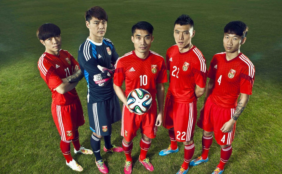 国家足球队服(回顾七十年的历届中国男足球衣发展史，哪一款是你的最爱？)