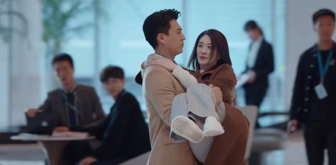 《林深见鹿》岳旸很抢戏，小人物的形象深入人心，让靳东更显尴尬