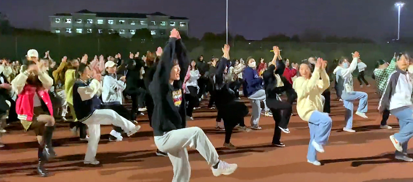 安师大"白衣小姐姐"火了,带领同学跳广场舞,却出现质疑的声音