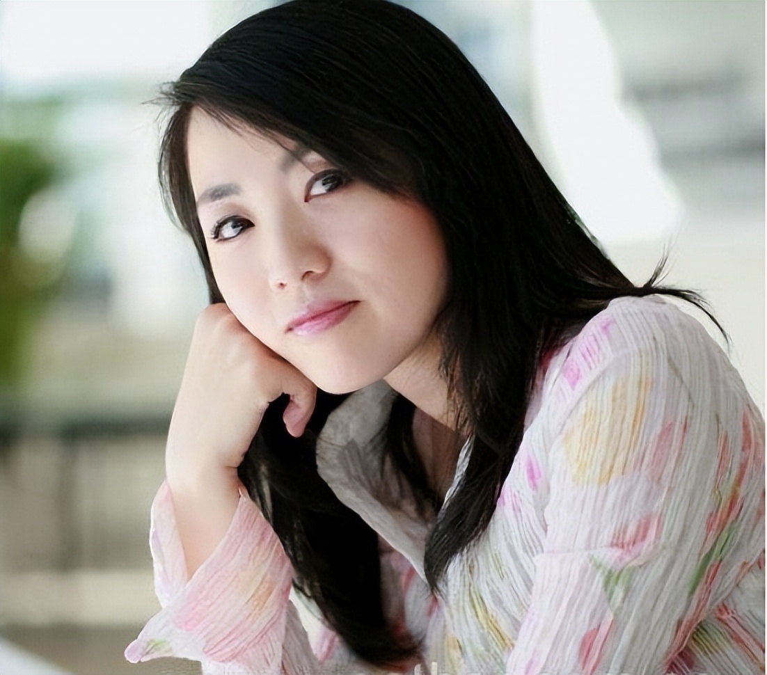 "气象一姐"杨丹:27年播报0差错,40岁当妈,老公竟是初恋