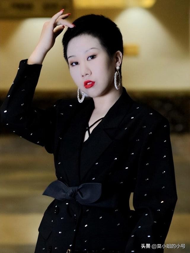 周末两天爆出8个瓜，新恋情、哭穷卖惨、车祸死亡，个个都是大瓜